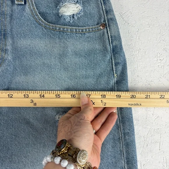 Levi's Blue Jean Mini Skirt Casual Raw Hem A-Line Size 30 Light / Medium Wash - Picture 11 of 12